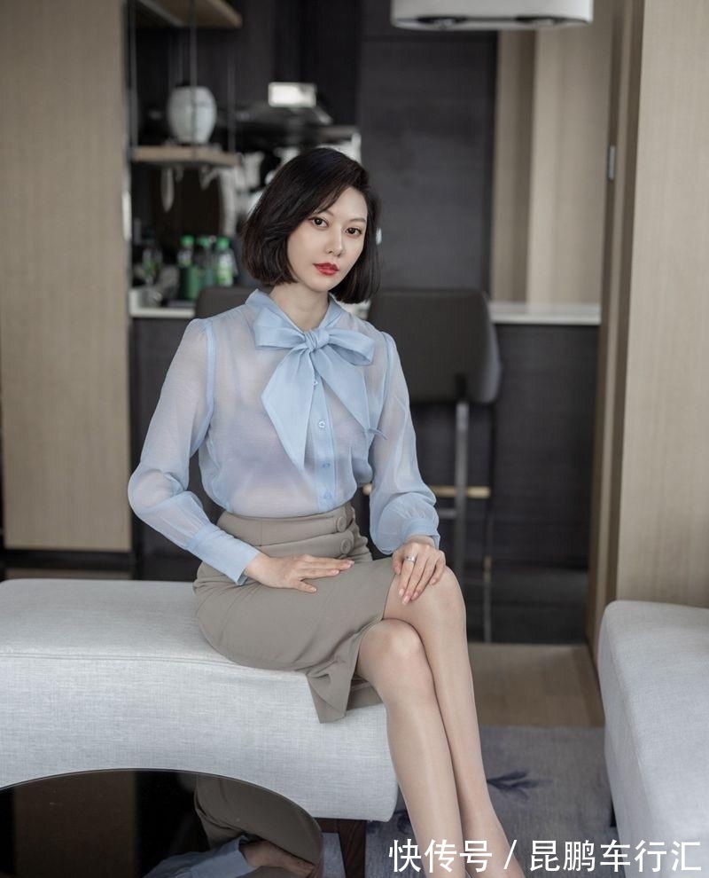 浅蓝色 潮流穿搭:浅蓝色的雪纺衬衫搭配米灰色的半身裙