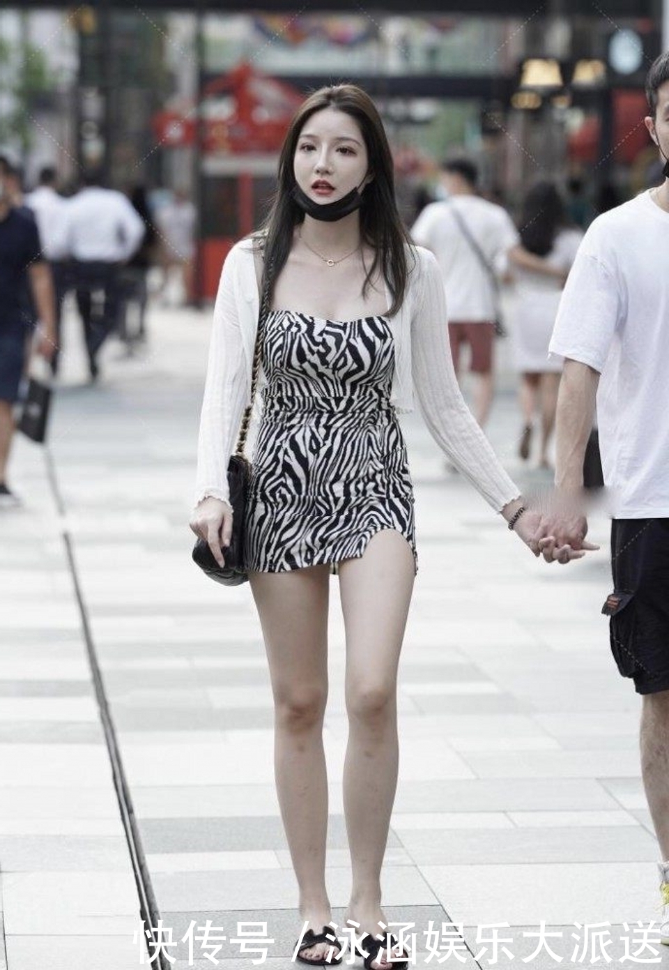 路人街拍，黑色网纱面料的挂脖设计，配合深V领，真美