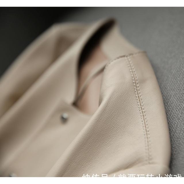 入秋火了一外套,叫“软皮衣”,推荐70后妈妈穿,遮肚显瘦又时髦