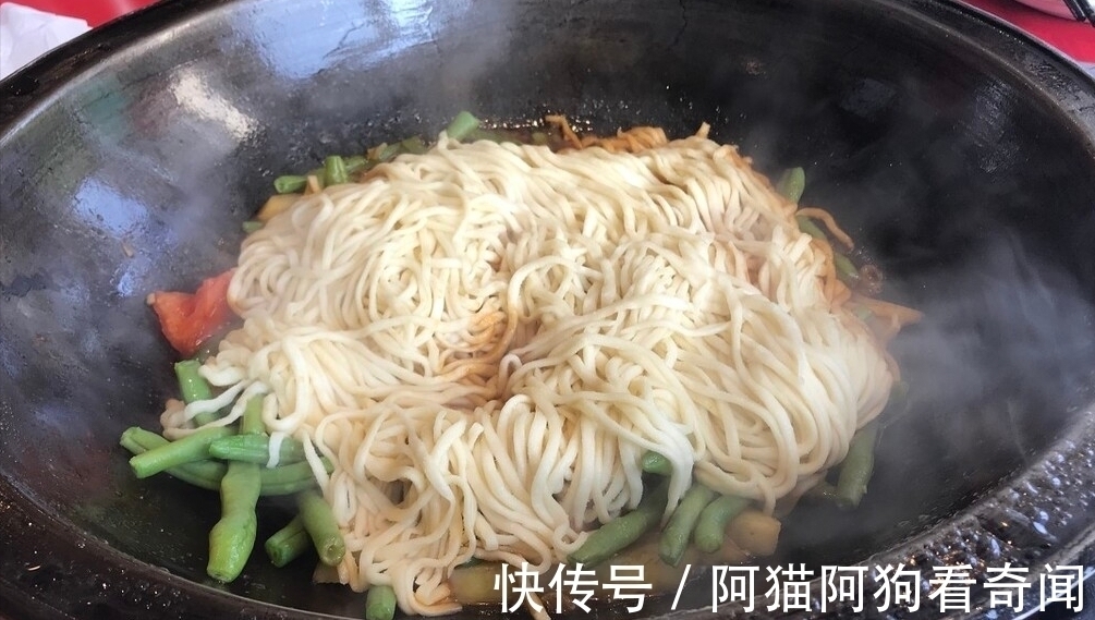 豆角焖面，面条直接下锅是错的，多做1步，根根干香入味，不粘连