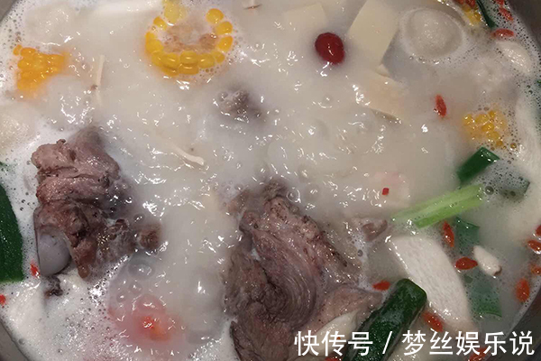 骨头|年纪大了,骨头容易变脆,专家建议:除了牛奶,也可常吃4物