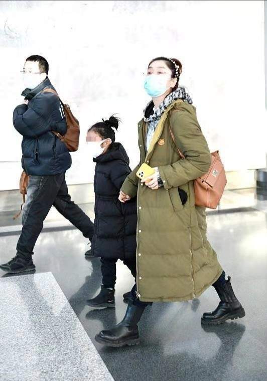 玲花一家三口走机场，老公罕露面气质儒雅，7岁女儿扎马尾好俏皮