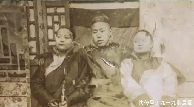 晚清|晚清老照片:少爷搂着一妻一妾,实拍裹小脚,别再被电视剧骗了!