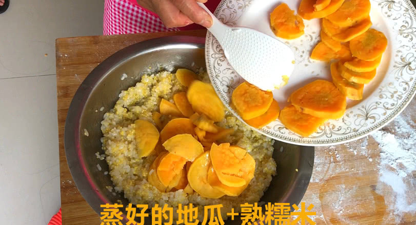 红薯蒸煮着吃过时了，试试新做法，全家人都爱吃，比面包还好吃！