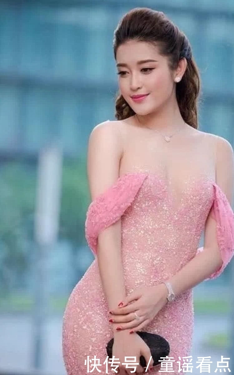 优雅|镂空露肩的鱼尾裙打造柔软曲线,网友:一身粉色简直太优雅知性了