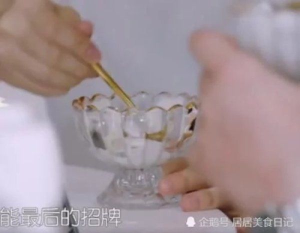 《中餐厅》赵丽颖夸炒酸奶好吃，看清桌上剩余后，网友懒得装