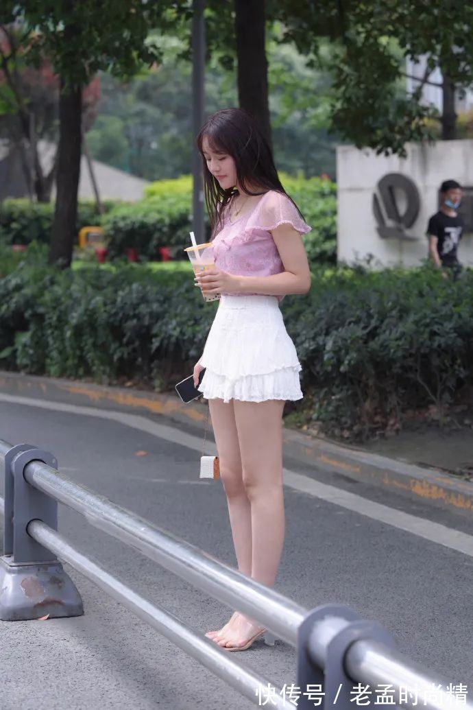 时尚|穿白短裙的时尚女生, 灵魂因你而有了寄托