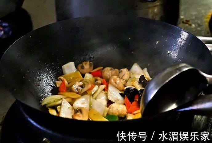 铁锅用久了,发黑还粘锅教你养锅技巧,旧锅也油光发亮,不粘锅