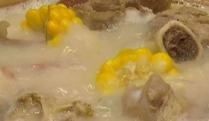 熬骨头汤时,一旦“水”用错了,汤不会浓稠也不会白,还腥味重!