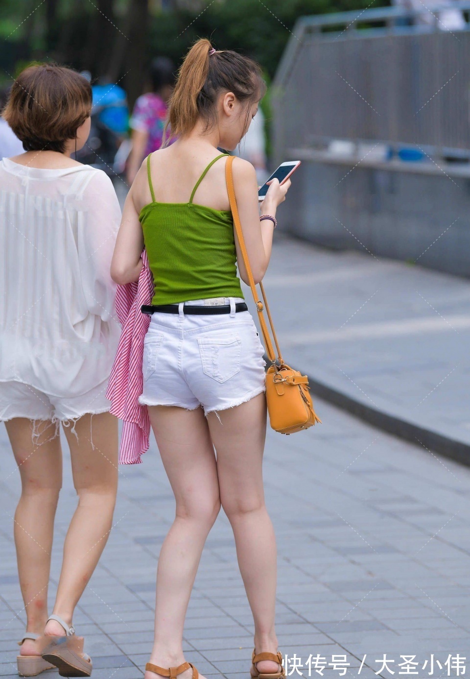 短裤|美女街拍：非常自信的气质美女，不说话就觉得很高贵，迷人的身材