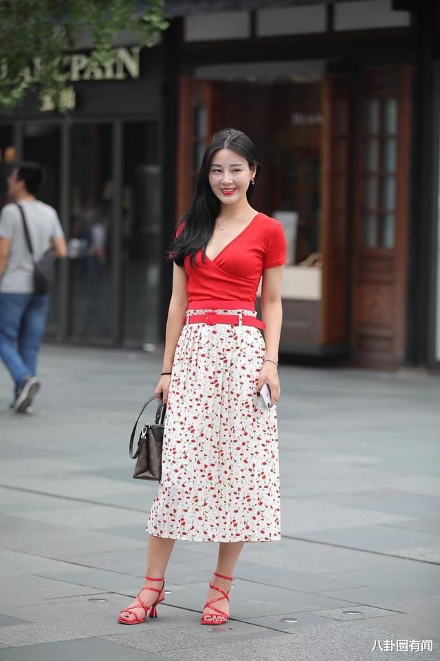 玫红小巧V领T恤衫，搭配高腰碎花裙，彰显清纯与甜美气息