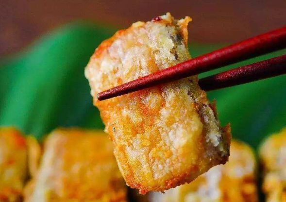 煎带鱼时，别再裹面糊了，这么做才是正确方法，外酥里嫩