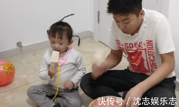 雪糕|“偷吃父女”在宝妈眼皮底下作弊火了,果然“有其父必有其女”