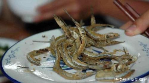 此鱼嘴巴尖细,很难钓到,聪明的渔民有办法放“针良船”