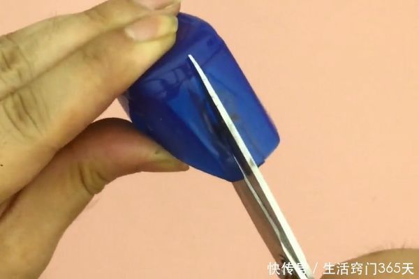 洗发水盖子不要扔,中间剪一剪,放在卫生间,全家人都要抢着用!