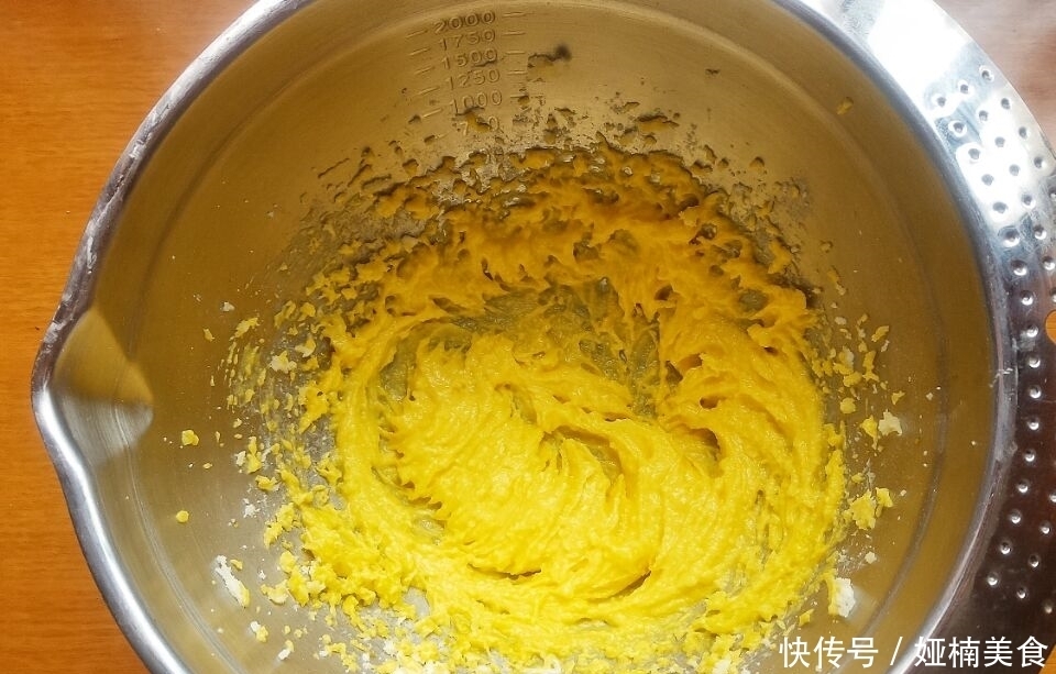 孩子|鸡蛋别再炒着吃了,做成小零食,酥香可口,孩子一口气能吃10个