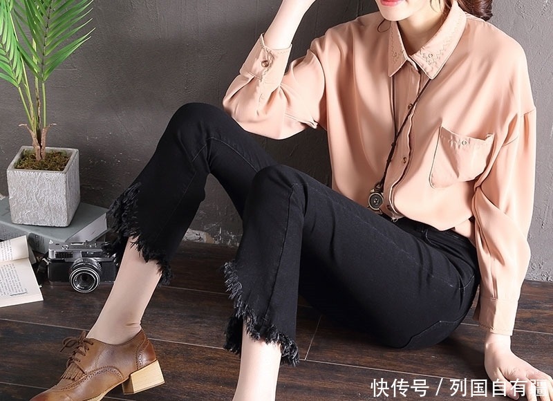 懒闺蜜自从有了牛仔裤,再也没有搭配烦恼了,尽显青春靓丽感!