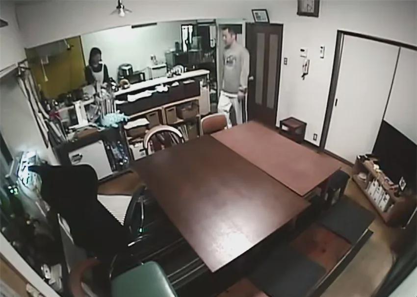 棉被|日本五个女生共睡一屋,用棉被隔开当房间,过着极致蜗居的生活