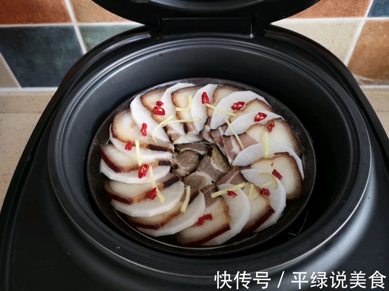 把腊肉跟萝卜搭配在一起,上锅一蒸,肥而不腻真健康