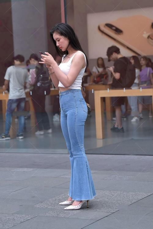 时尚：牛仔裤搭配高筒靴，特别适合身高腿长的女生