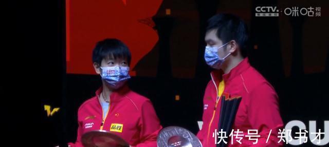 |搞笑一对!国乒冠军樊振东和孙颖莎登上领奖台,不知所措相视一笑