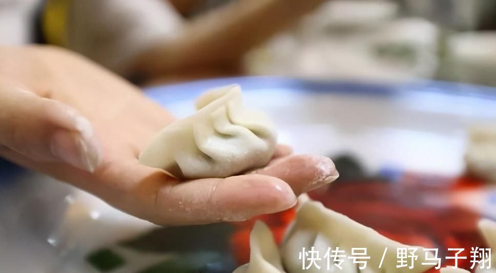 肉馅|为什么饺子店的饺子那么好吃?关键在这3个技巧,饺子饱满又多汁