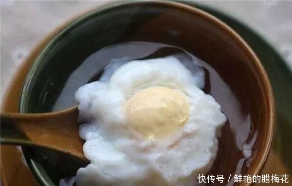 荷包蛋|煮荷包蛋时直接下锅煮就错了大厨教你1招,鸡蛋不生沫不散黄