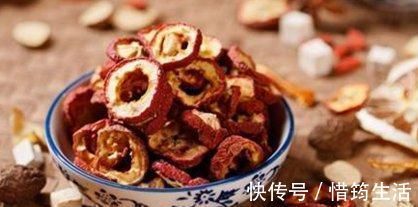 血管|山楂有助降压,软化血管,吃生的好还是干的好?来看看医生怎么说