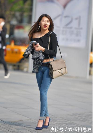 搭配|黑色娃娃斜肩上衣搭配紧身牛仔裤，设计独特，修身大气