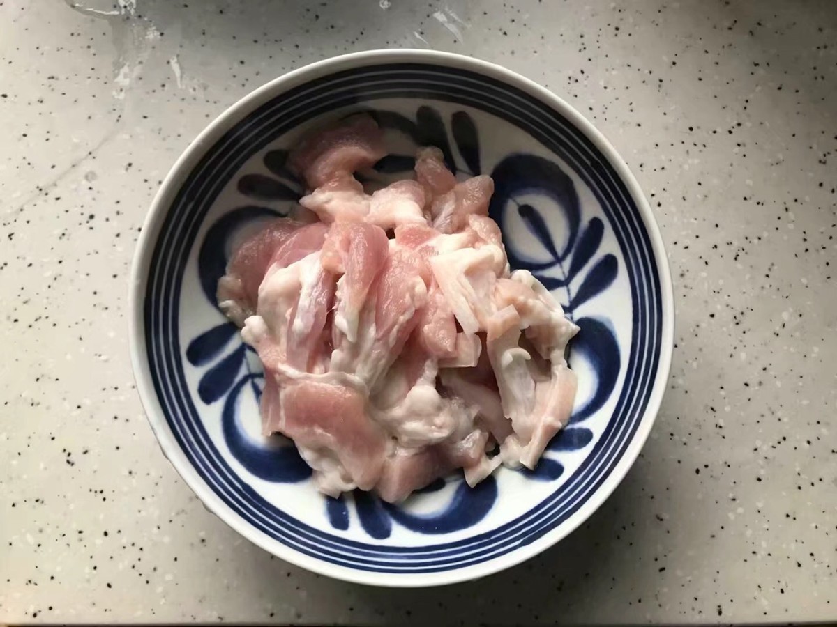 东北人都爱吃的一道菜，白菜腐皮炖五花肉，鲜美下饭真好吃