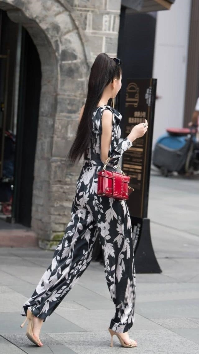 气质|小姐姐的颜值还是很高的,走在人群中相当显眼