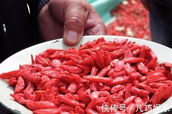 泡水|枸杞加此物泡一泡,每天喝一杯,肝脏变强了,视力也变好了!