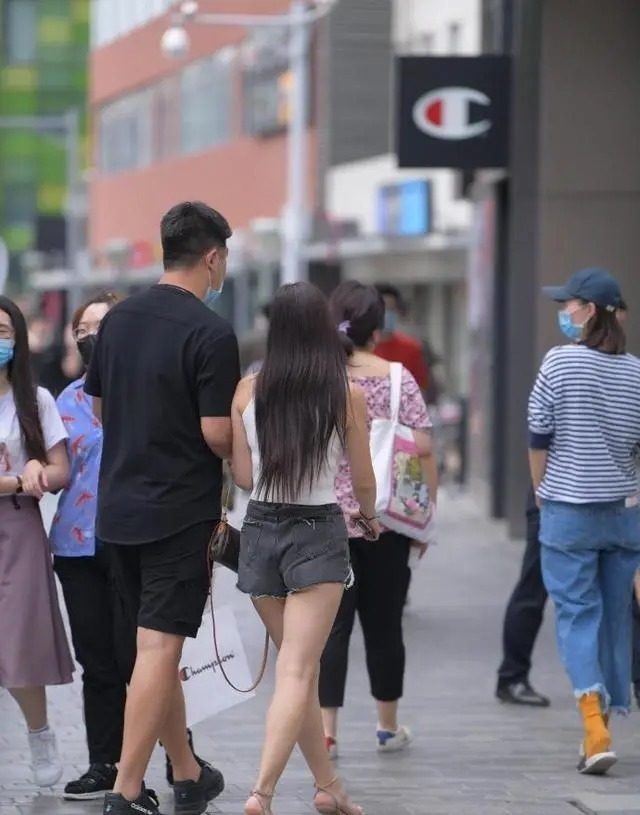 脖颈处 美女搭配一条低腰灰色牛仔短裤,显瘦又时尚