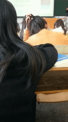 |搞笑GIF段子:姑娘,穿着恨天高不会走路,不要为难自己!