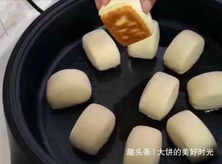 好吃|馒头别蒸着吃了,教你如此做,10分钟能出锅,焦香柔软,真好吃
