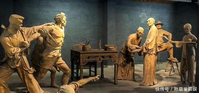 他是刘文彩的守墓人,刘文彩被人从棺材中扒出后,他睡进了棺材