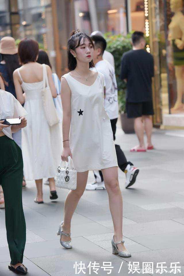 白色|小姐姐穿白色裙子时尚气质清新感十足 即温柔又可爱 休闲感也很强