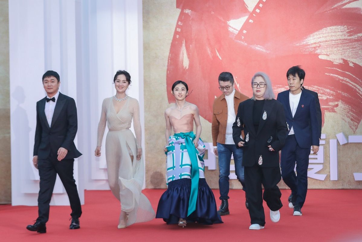 星光閃耀 照亮鷺島！ 明星大咖紛紛登場(chǎng)第34屆中國(guó)金雞百花電影節(jié)閉幕紅毯