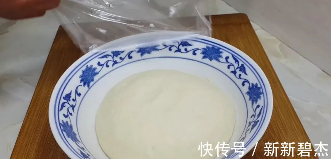 我家烙饼从来不早起,冰箱里一放,比手抓饼好吃,一次四个不够吃