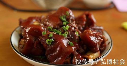 炖猪蹄怎样能上色，只要加了这“三样”，猪蹄红润脱骨，软烂入味