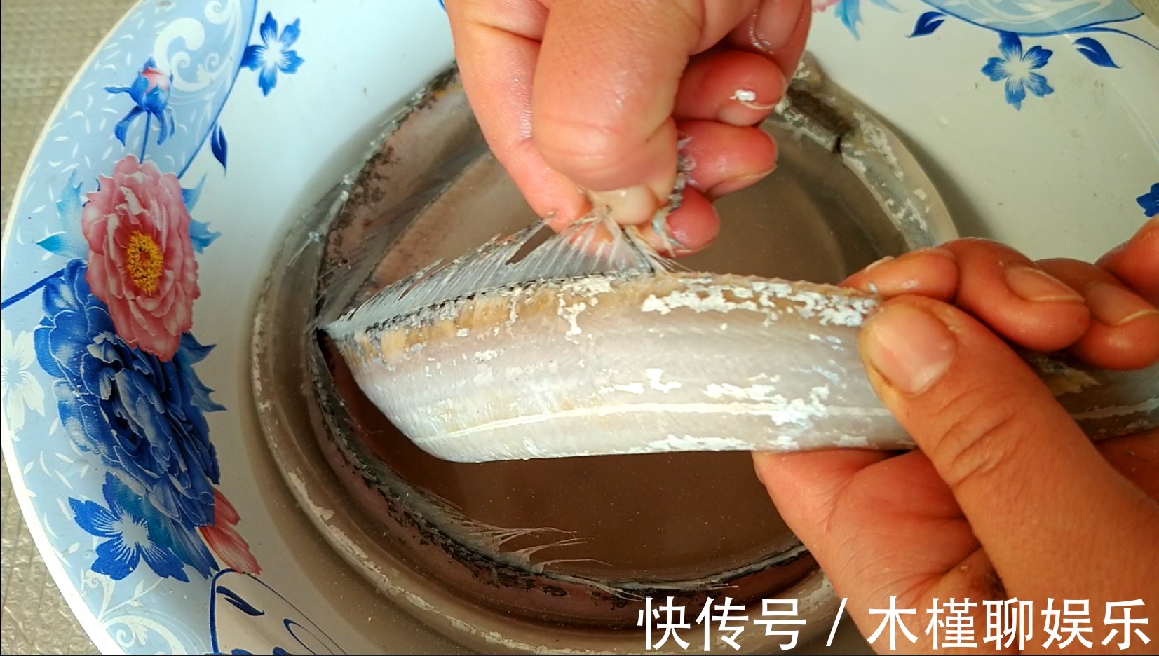 我家带鱼从不红烧，加一个鸡蛋，不油炸不清蒸，出锅孩子全吃光了