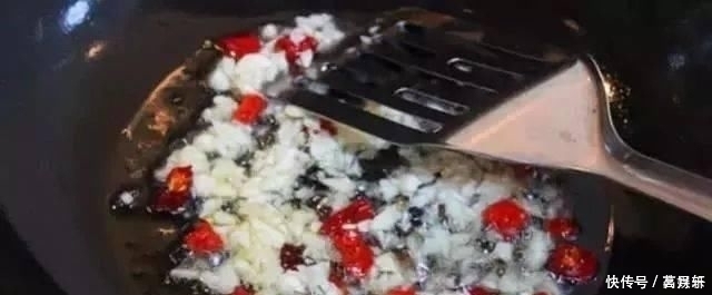 炒土豆丝时不要直接焯水,多做“这一步”土豆丝又亮又脆还入味