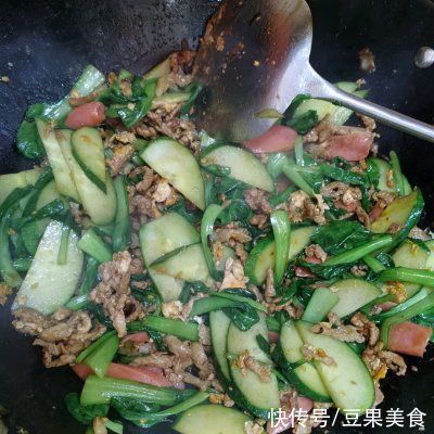 青菜肉丝|舌尖上的中国，青菜肉丝炒方便面能占一席之地