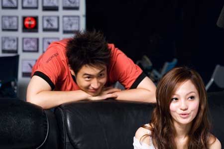 侯佩岑|與張韶涵同臺(tái)，潘瑋柏卻牽起了馮提莫的手，直言我媽媽欣賞不來(lái)她