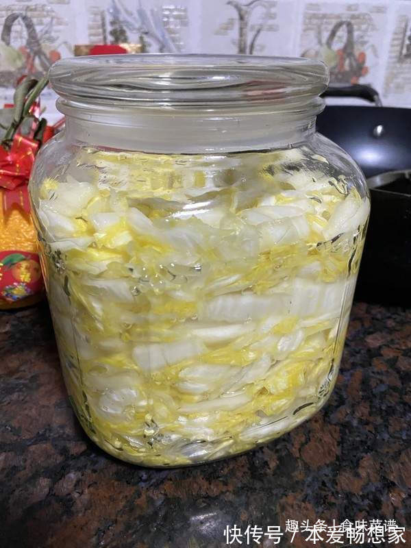 瓶子|每年冬天我都这样腌酸菜,不发霉不怕烂,金黄酸爽,放一年都不坏