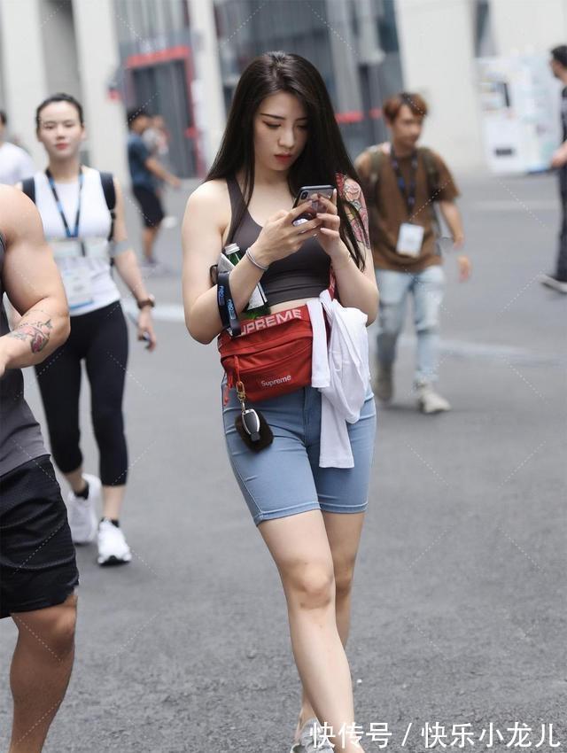 小姐姐 时尚简洁的打底裤,造型风格走在时尚前沿,随心所欲