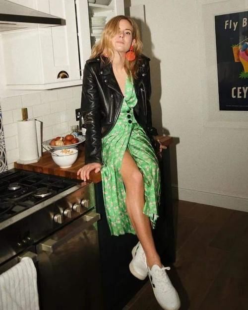 最近火了一种穿搭叫“皮衣+半身裙”，时髦保暖，冬天就这样穿