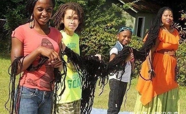 头发|印尼一女子四十年未剪头发,长度接近2米,去医院检查后只好剪掉