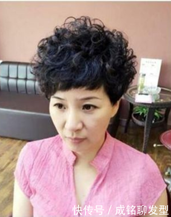 五十岁女人要避开三款发型,第一款显老,第二款显胖,第三款显黑