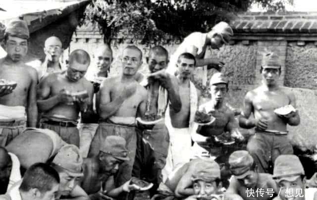 吃饭|日本鬼子吃饭真实老照片,强迫中国妹子倒茶